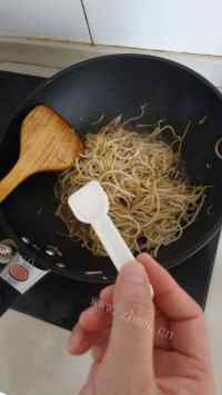 鲜香的素炒绿豆芽做法图解8)