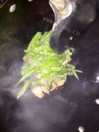 家常菜芹菜炒肉片做法图解5)