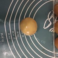 自制蛋黄莲蓉月饼做法图解11)