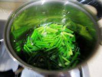 家常菜蒜薹炒肉丝做法图解2)