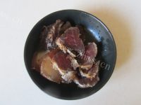 美味的腊肉蒸芋头做法图解4)