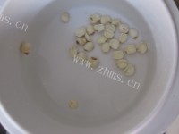 自制银耳莲子羹做法图解3)