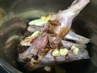 美味的炖羊腿做法图解5)