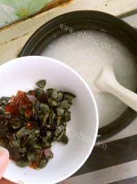 热腾腾的皮蛋瘦肉粥做法图解7)
