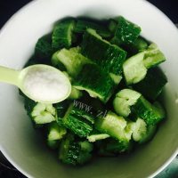 凉拌拍黄瓜做法图解3)