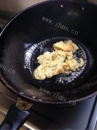 口感极佳的火腿蛋炒饭做法图解3)