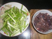 营养的蒜薹炒猪肝做法图解1)