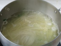 美味的西红柿鸡蛋面做法图解5)