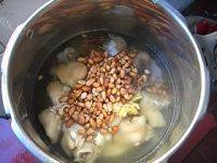 家庭版花生蹄花汤做法图解9)