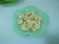 美味的蒜香花生米做法图解4)