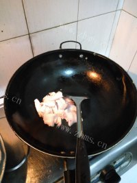 色泽鲜亮的平菇炒肉做法图解3)