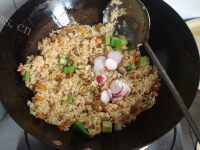 美味五彩番茄炒饭做法图解11)