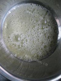 色泽光亮的原味戚风蛋糕做法图解5)