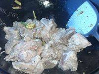 家庭版茶树菇炖排骨做法图解8)