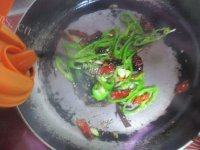 口感丰富的双椒炒腊肉做法图解7)