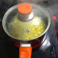 美味的奶香玉米烙做法图解3)
