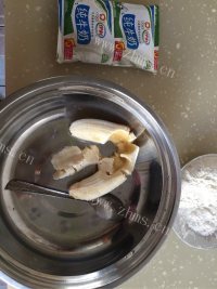 色味俱佳的香蕉饼做法图解2)