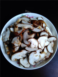 好吃的香菇炒肉做法图解4)