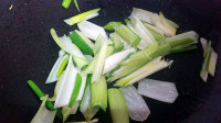 葱爆羊肉做法图解4)