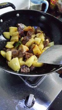 营养丰富的土豆炖牛肉做法图解7)