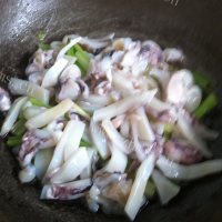 助消化的芹菜炒鱿鱼做法图解5)