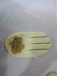 肉松沙拉面包做法图解4)