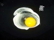 美味的原味煎蛋做法图解4)