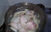 好吃的黄豆炖猪蹄做法图解1)