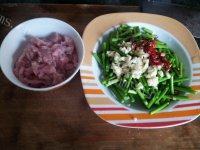 健康美食之蒜苗炒肉做法图解1)