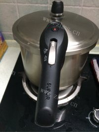 美味的黄豆炖猪蹄做法图解10)