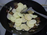 诱人的干锅土豆片做法图解4)