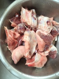 自制花生红枣猪蹄汤做法图解1)
