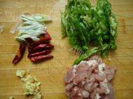 「DIY美食」花菜炒肉做法图解2)