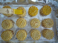 好吃的广式绿豆沙蛋黄月饼做法图解17)