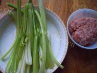 香鲜至极的肉末炒芹菜做法图解1)