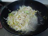 色味俱佳的素炒绿豆芽做法图解5)