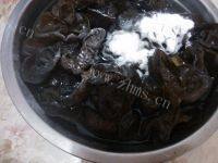 美味的芹香黑木耳做法图解2)