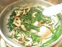美味的韭菜苔炒肉做法图解9)