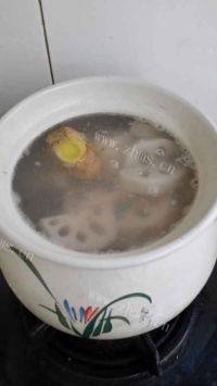 美味的排骨莲藕汤做法图解3)