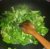 家庭版芹菜炒香干做法图解7)