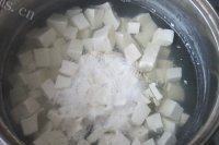 家常菜蛋黄豆腐做法图解5)