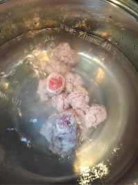 美味的紫菜肉丸汤做法图解3)