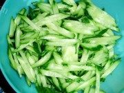 美味的黄瓜海拌蜇皮做法图解2)