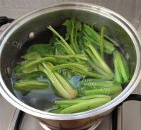 美味的麻酱拌菠菜做法图解2)