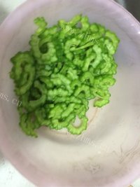 降火的清炒苦瓜片做法图解1)