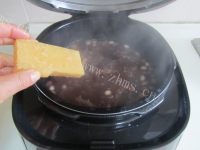 美味的红豆花生莲子银耳羹做法图解6)