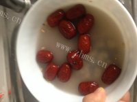美味的红枣黑米粥做法图解2)