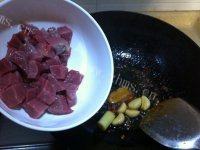 美味的牛肉白菜煲做法图解2)
