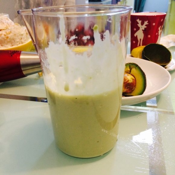 色泽鲜亮的牛油果奶昔