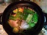 好吃的猪肉苦瓜黄豆汤做法图解4)